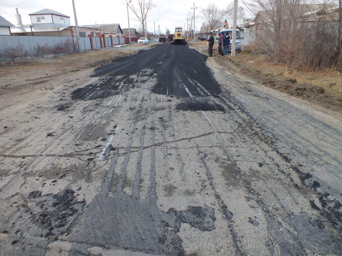 Погода домбаровский оренбургская область. Оренбург грязь. Клали асфальт с нарушением. Дорожное управление п. Домбаровский. Грязные места Домбаровского района.