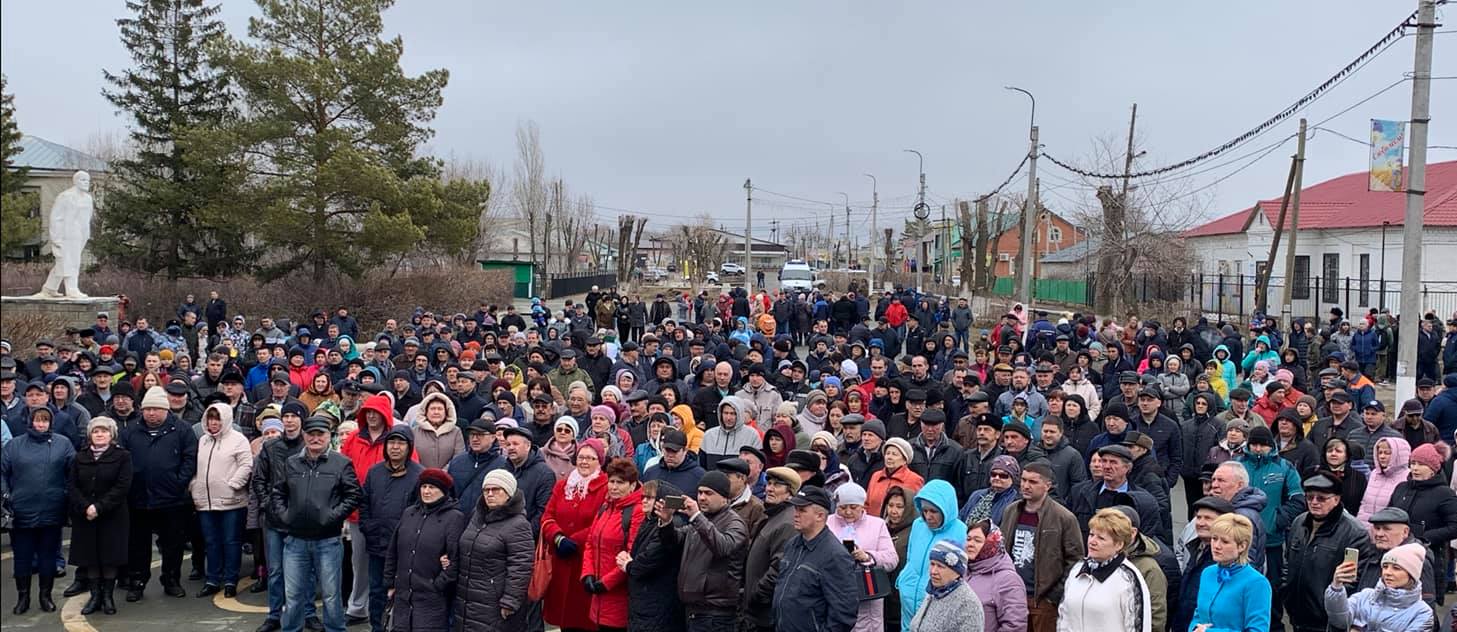 Более пятисот жителей поселка Первомайский вышли на митинг против хранилища  нефтеотходов