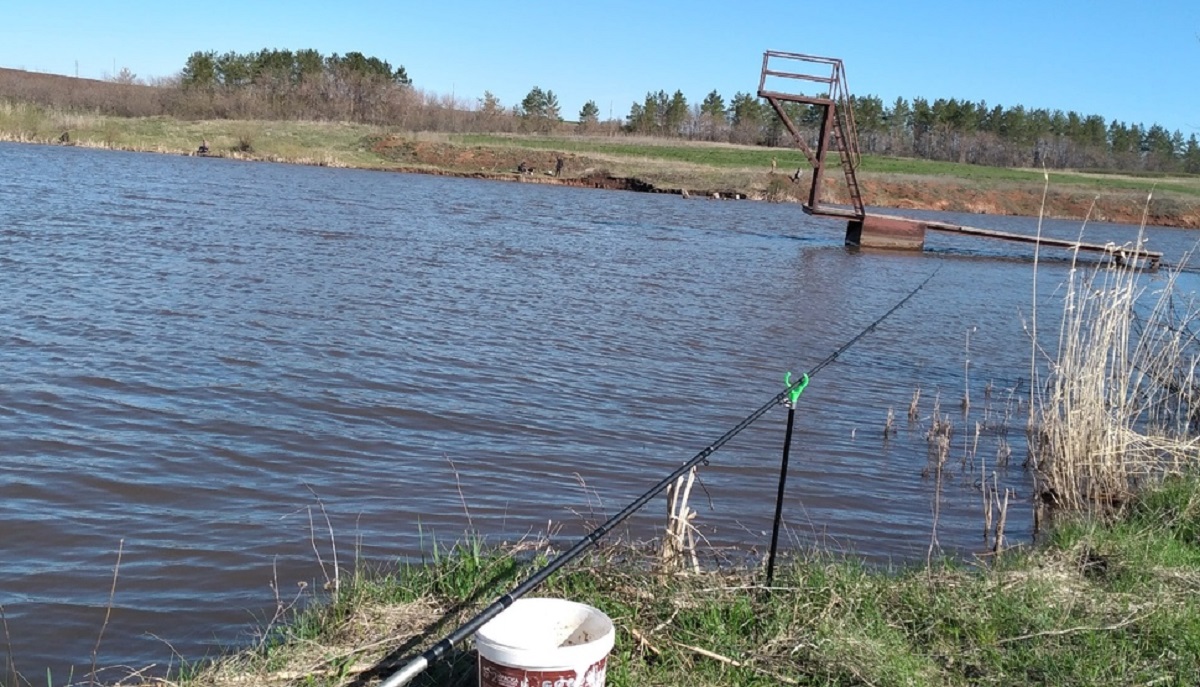 Рыбалка на реке Урал Оренбургская область. Рыбалка в апреле Оренбург. Рыбаки. Нерест рыбалка запрещена.