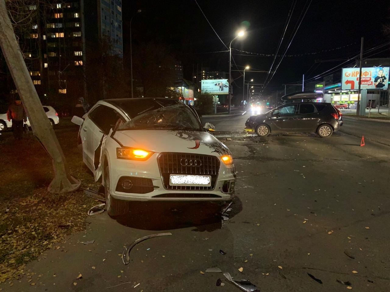 Audi протаранила столб. В тройном ДТП на Родимцева пострадали двое