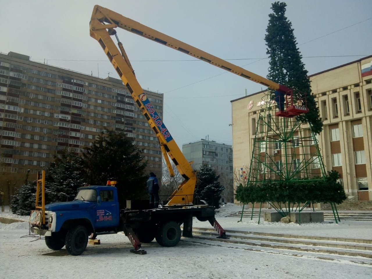 В Оренбурге начали монтировать первые елки | 30.11.2020 | Новости Оренбурга  - БезФормата