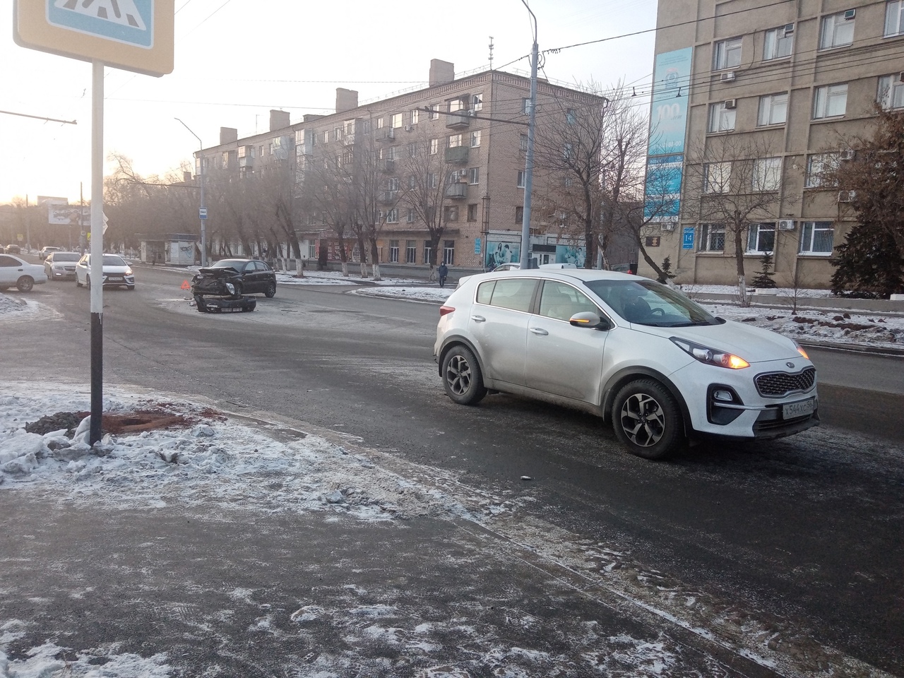 Пробка на Туркестанской. В Оренбурге столкнулись две иномарки