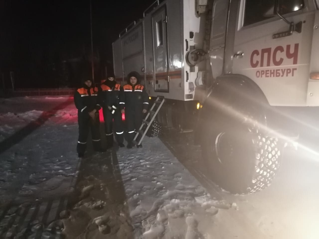 В Оренбуржье сотрудники МЧС спасли автомобилистов из «снежного плена» |  24.02.2021 | Новости Оренбурга - БезФормата