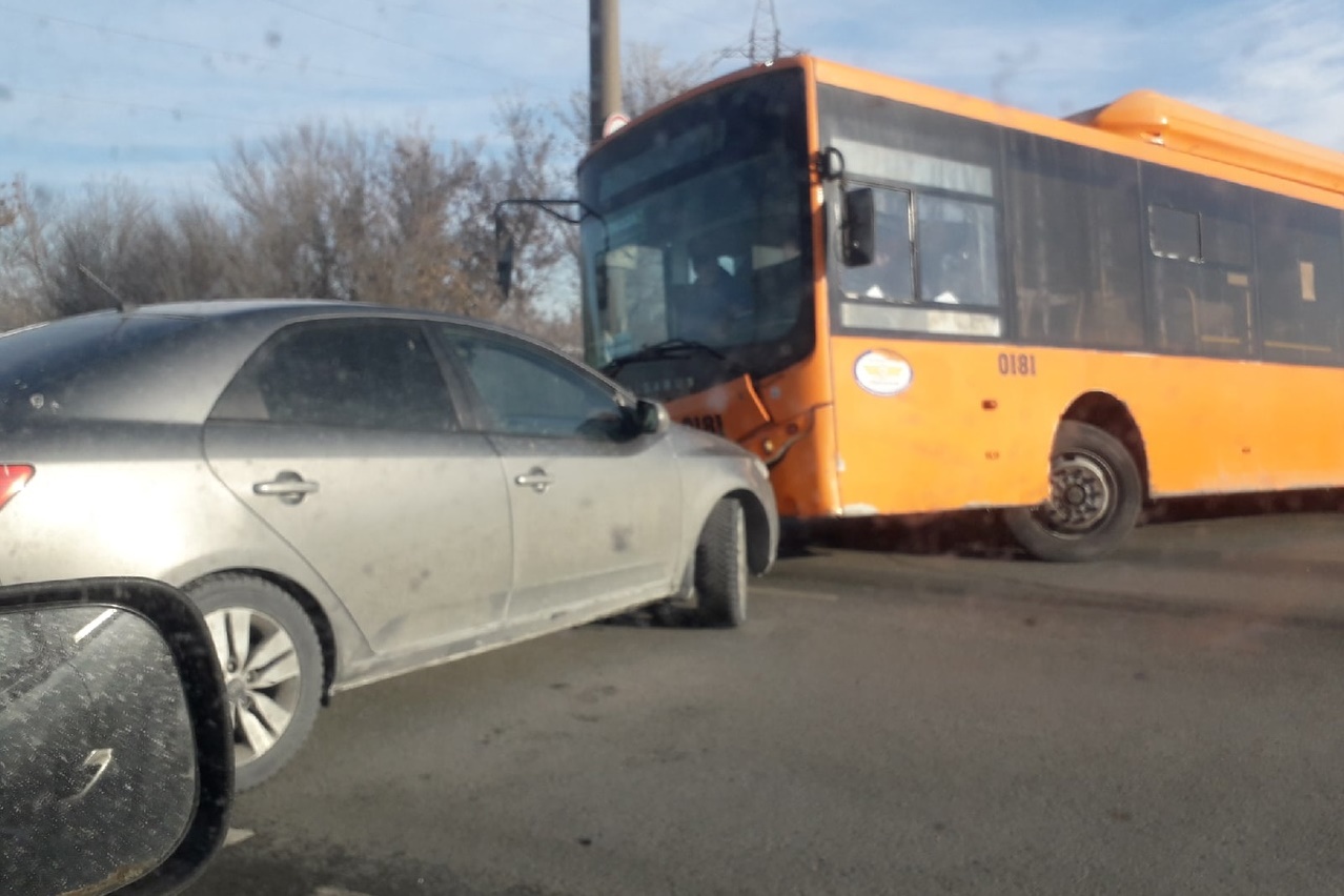 В Оренбурге у поселка Солнечный столкнулись автобус и иномарка