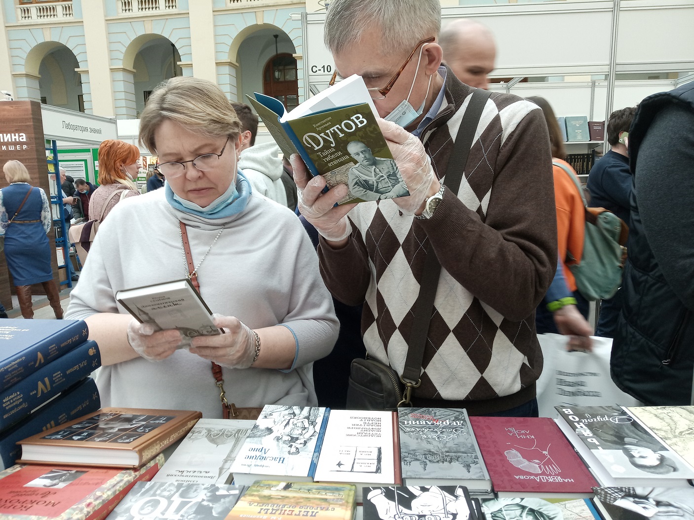 Открытие книжного салона. Книжный салон на Дворцовой. Книжный салон на Дворцовой 2021. Книжная ярмарка на Дворцовой. Книжная ярмарка нон фикшн 2022 в Москве.