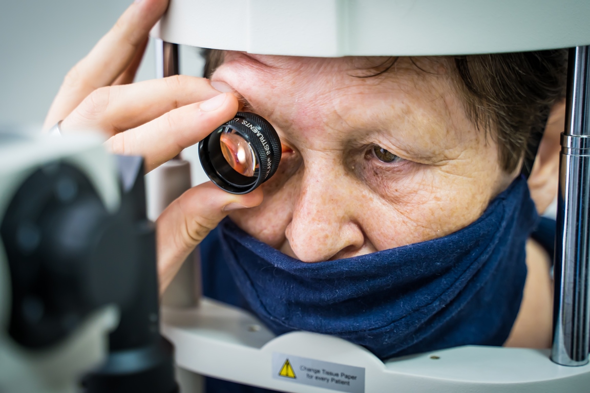 Что можно делать после катаракты. Пожилой человек у офтальмолога. Профессиональная катаракта глаза.