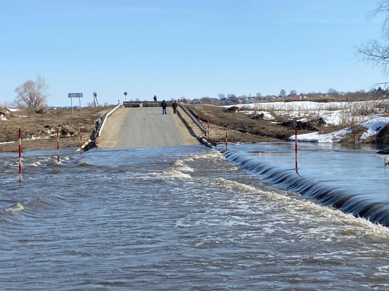 Вода пошла. Информация о подтоплении мостов и дорог в Оренбуржье