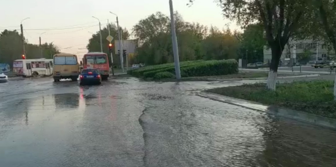 Какие районы затопило в оренбурге. Оренбург затопленные улицы. Потоп в Оренбурге. Майорку Оренбург затопило. Оренбург 2010.