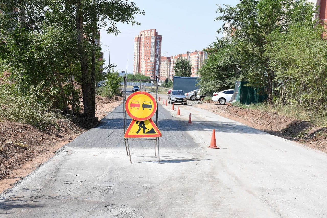 Улица диагностики. Город с дорогой. Улица вдоль. Улица города вдоль дороги. Улица Строителей Оренбург.