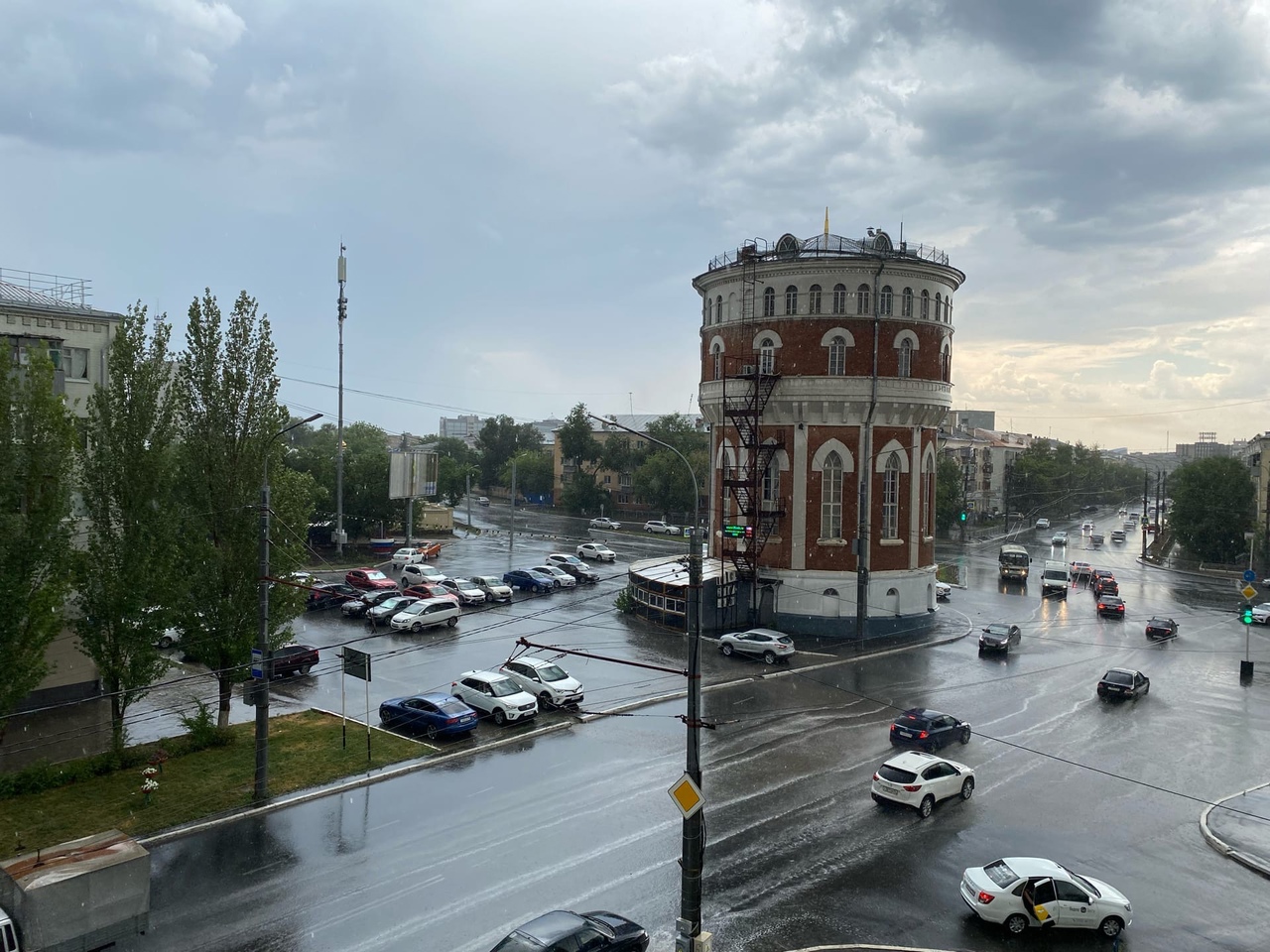 Центр Оренбурга снова накрыло ливнем