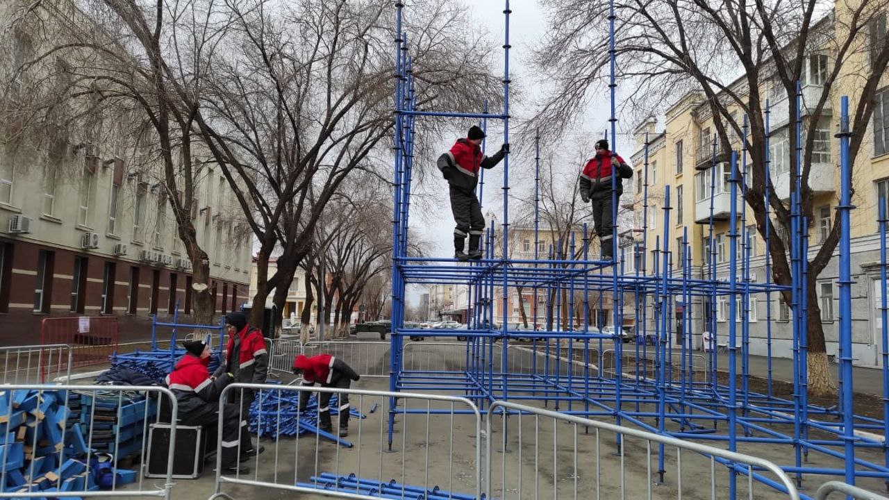 В Оренбурге на площади Ленина повесили 