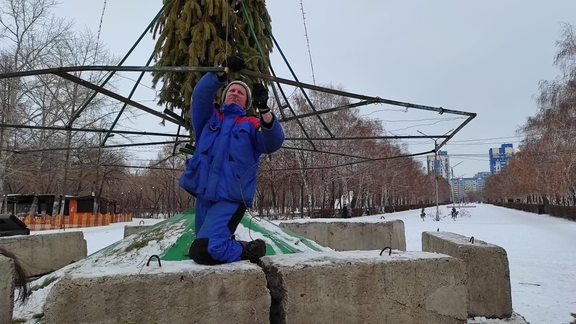 Оренбург установка. Парк 50 лет СССР Оренбург елка. Главная елка Оренбурга. Нарядили елку в парке Галицкого. Главная елка Северного округа города Оренбурга.