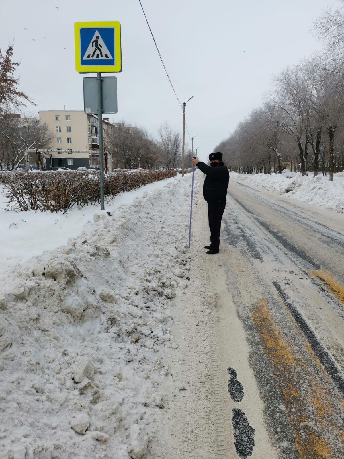 Плохое содержание дорог. Нечищенная дорога. Нечищенные дороги. Снежно ледяные отложения на дорожных знаках.