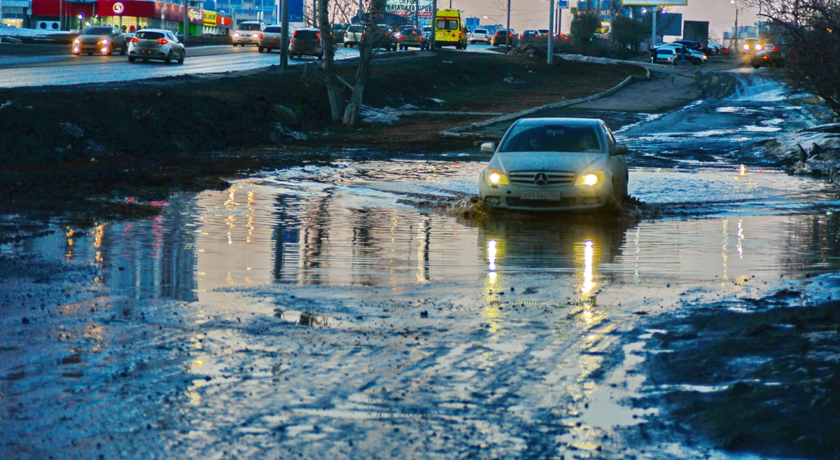 Лужа вставать. Лужи ставрополь. Весенние лужи. Большая грязная лужа. Лужа вставать.