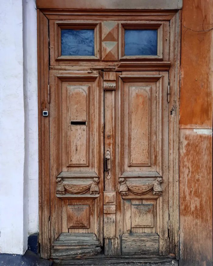 Открыть дверь оренбург. Старинная дверь. Старинные двери Евпатории. Двери в старой многоэтажке. Двери Ставрополь старинные.
