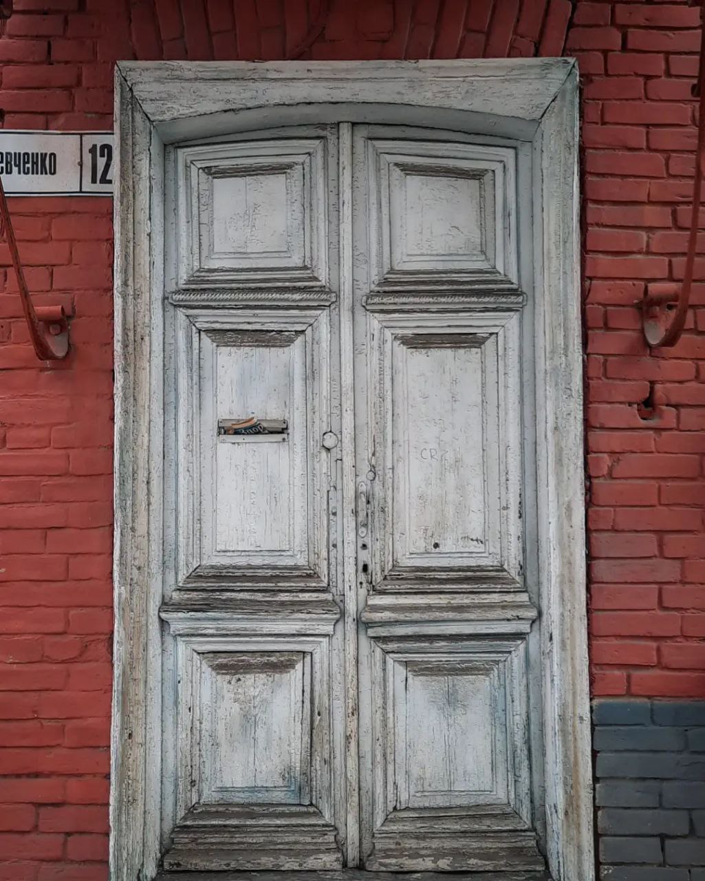Открыть дверь оренбург. Старинная дверь. Щитовые двери старые. Двери Оренбург. Красивые двери Оренбург.