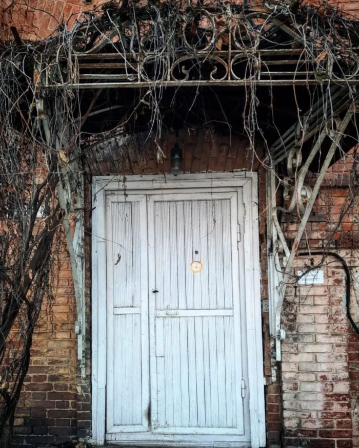 Открыть дверь оренбург. Старинная дверь. Инсталляции из старых дверей. Старинные двери в деревнях.