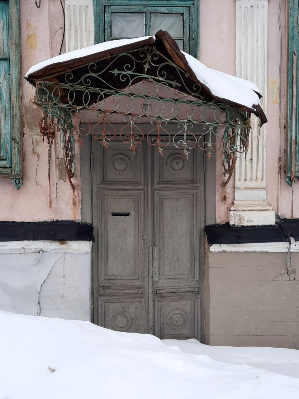 Открыть дверь оренбург. Старинная дверь. Старый Ветхий. Старинные двери в замках. Оренбург Старая часть.