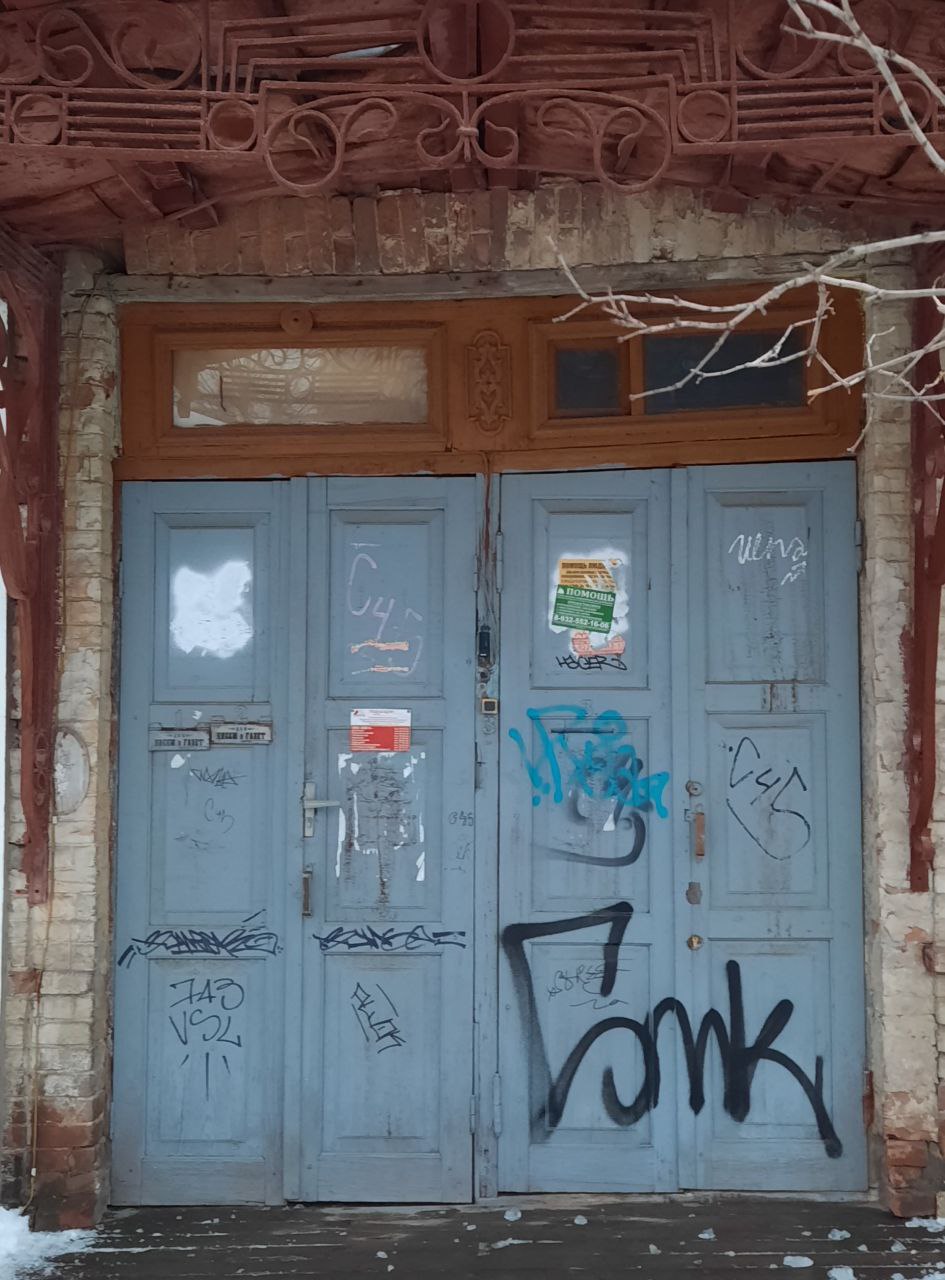 Открыть дверь оренбург. Старинные двери в замках. Красоты Оренбурга. Старые двери Барак Питер. Оренбург старые дома.