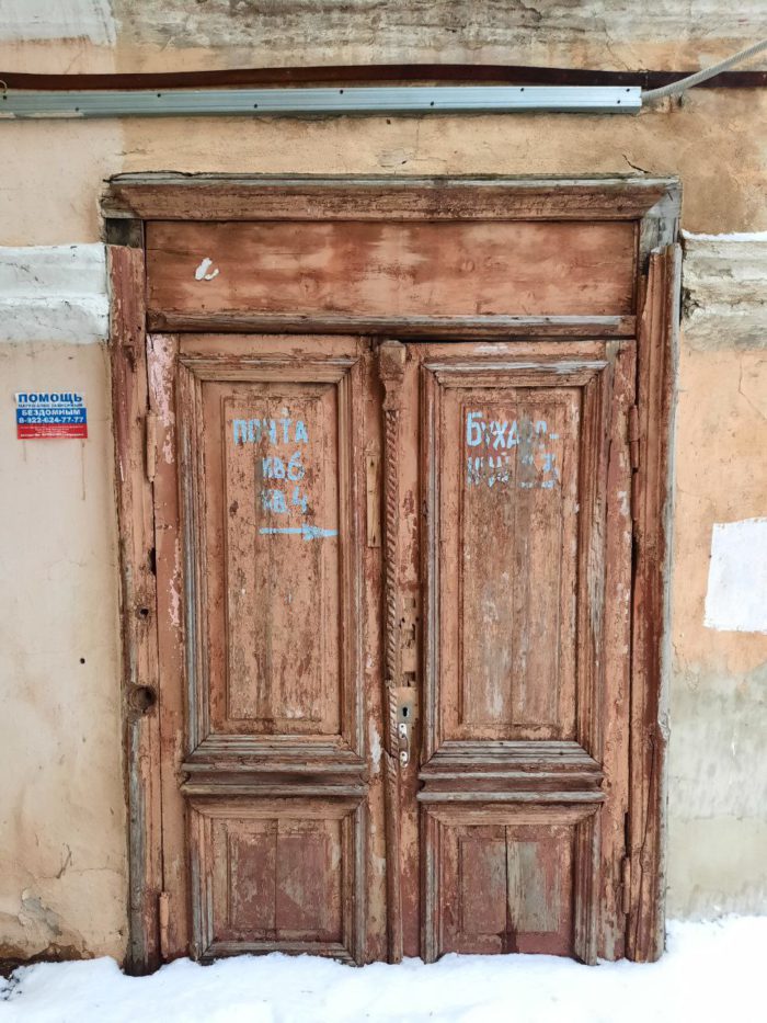 Открыть дверь оренбург. Старинная дверь. Старинные двери в деревнях. Старинные двери в замках. Старинные двери в Англии.