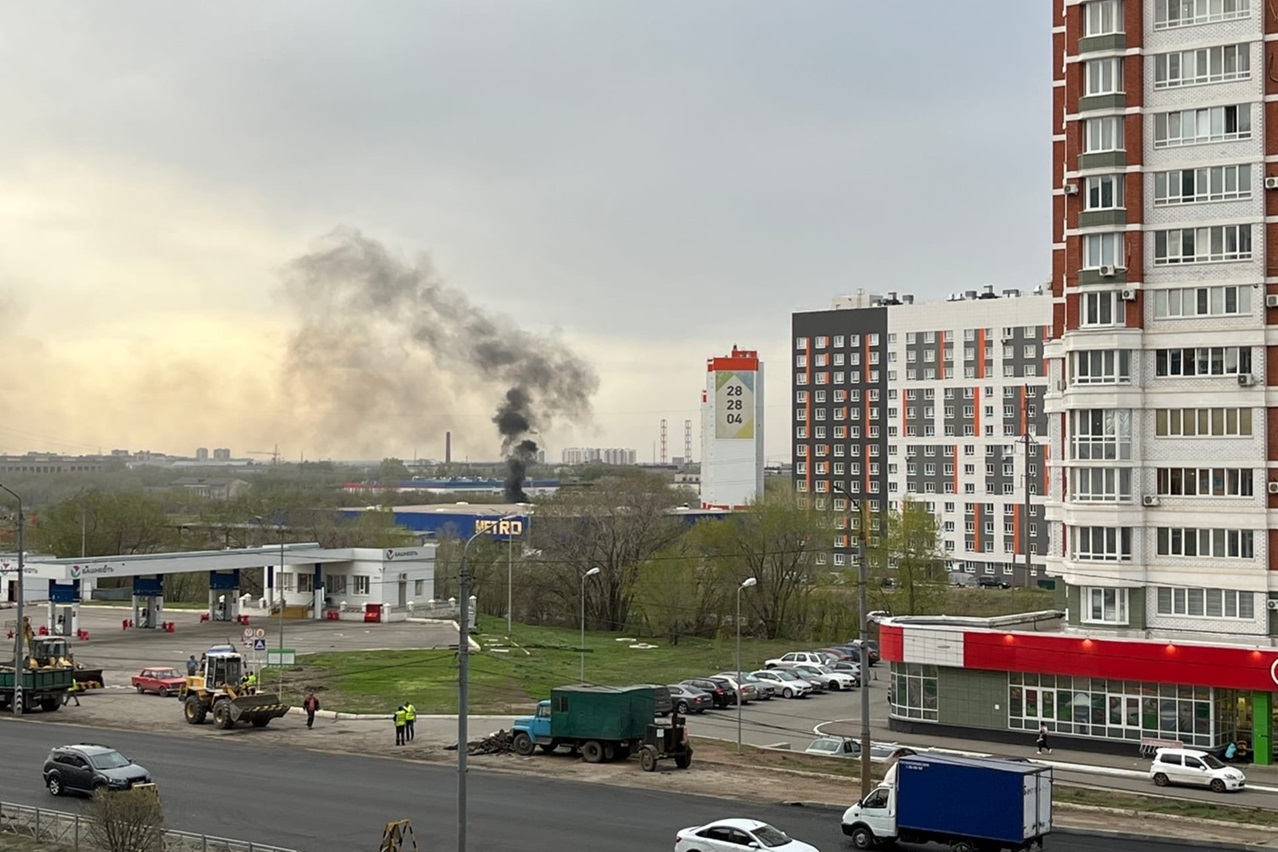 В Оренбурге возле Metro тушат КамАЗ