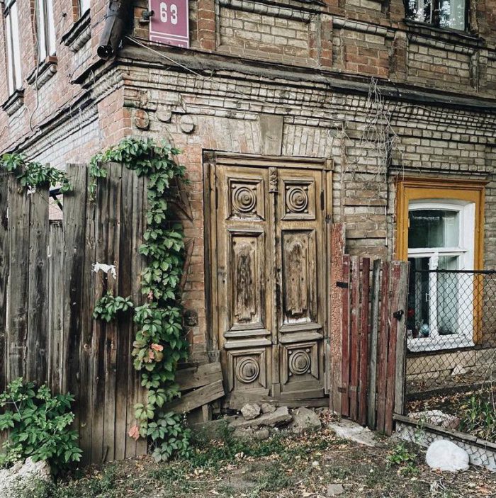 Открыть дверь оренбург. Старое здание. Старый дом в городе. Дверь в музей. Оренбург старые дома.