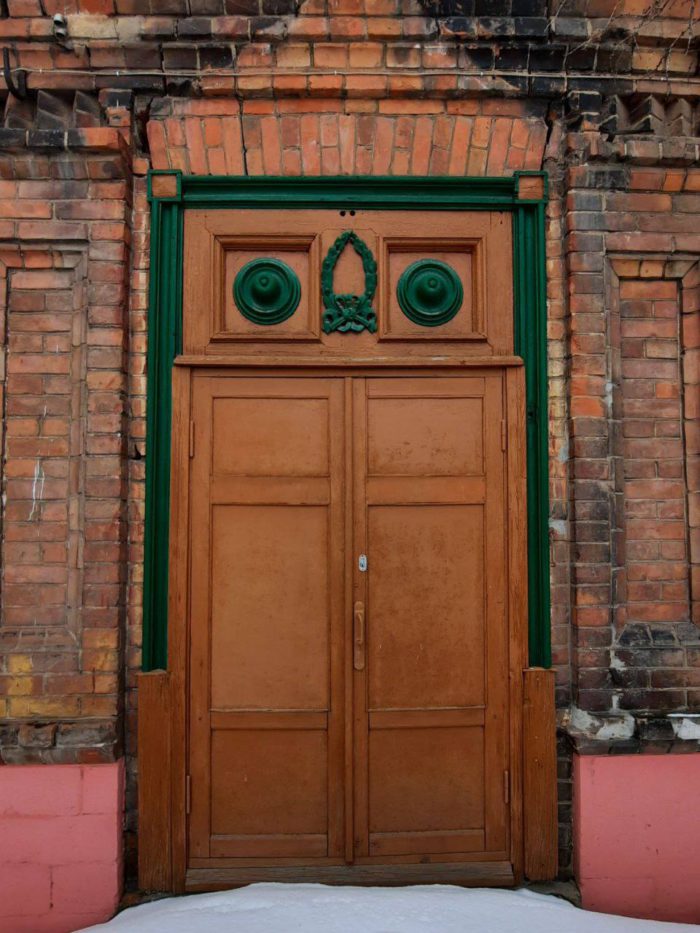 Открыть дверь оренбург. Двери музея изо Оренбург. Красивые двери Оренбург. Галерея дверей Оренбург. Открытая дверь, Оренбург.