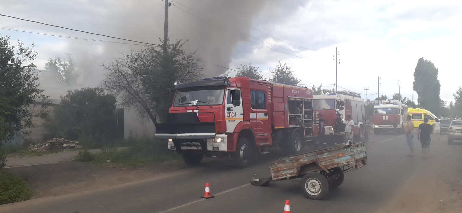 В Оренбурге пожарные больше двух часов тушили дом на Расковой