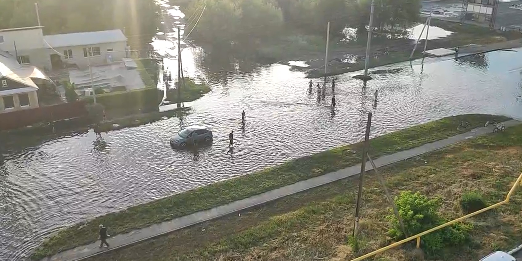 Ул уральская оренбург затопило. Потоп на Амурской в Оренбурге. Оренбург затопленные улицы. Затопило улицу. Затоп в Оренбурге.