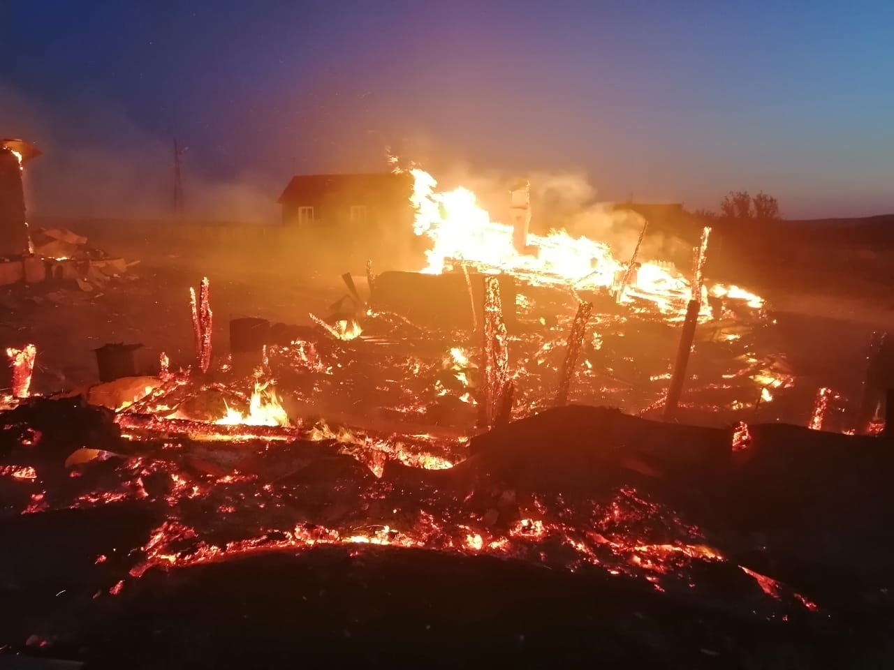 Под Абдулино рано утром сгорели жилой дом и две хозпостройки