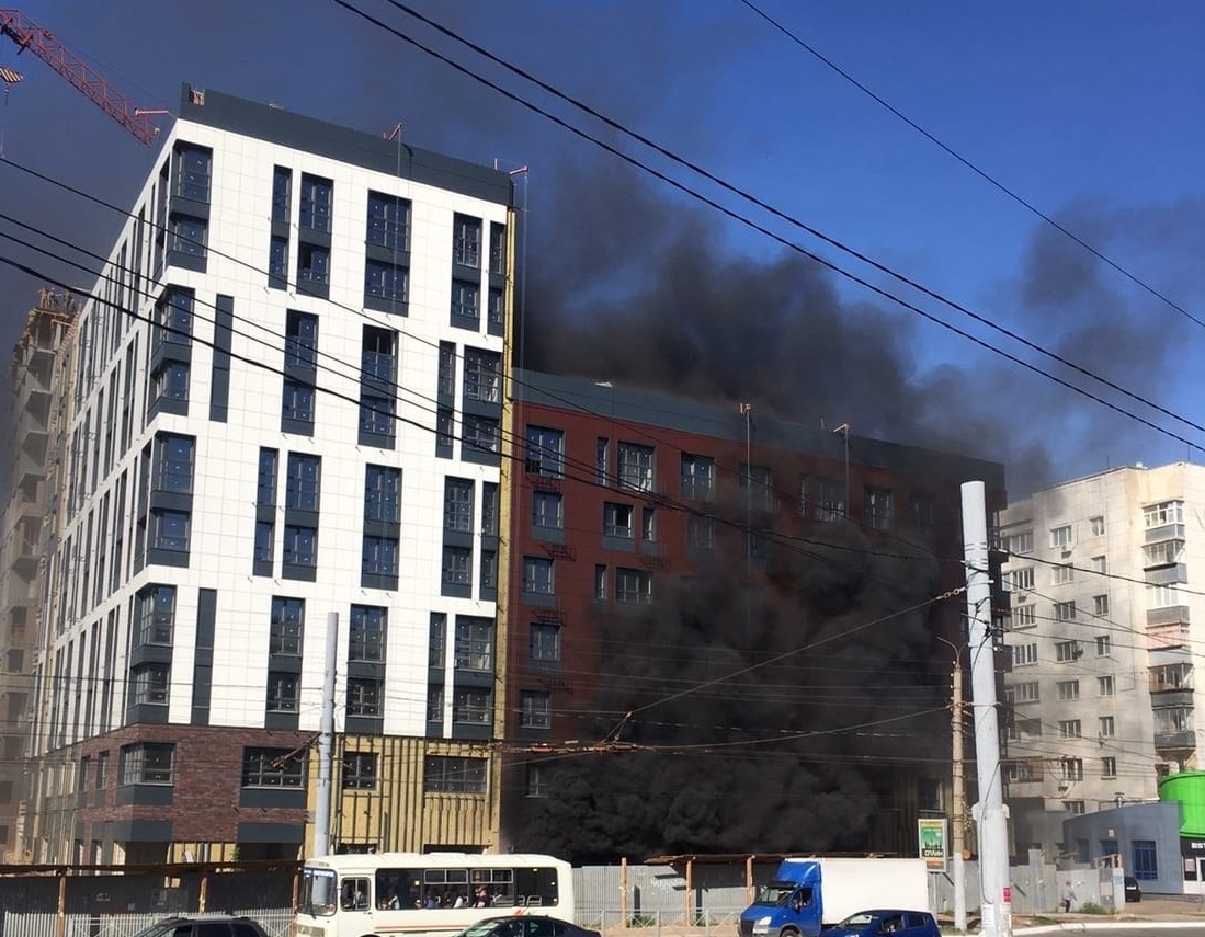 В центре Оренбурга на Терешковой ликвидируют пожар в строящейся многоэтажке