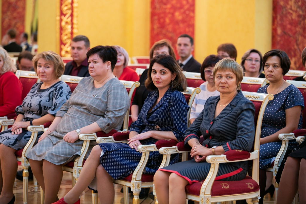 Оренбургские учителя. Награждение преподавателей года Оренбург. День учителя в Ивановской школе Оренбургской области. Губернатор Оренбургской области. Фото преподавателей школа 9.