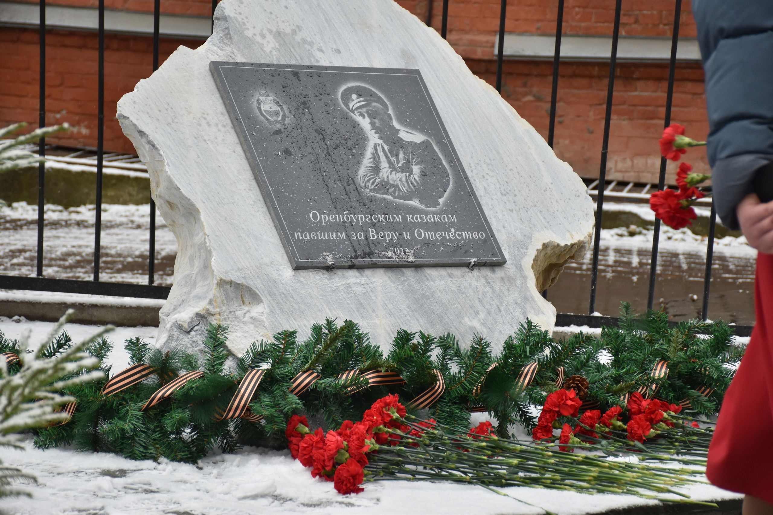 4 декабря оренбург. Памятник Оренбургскому казачеству в Оренбурге. Памятник казакам. Оренбургский Обелиск. Памятник казаку Оренбург.