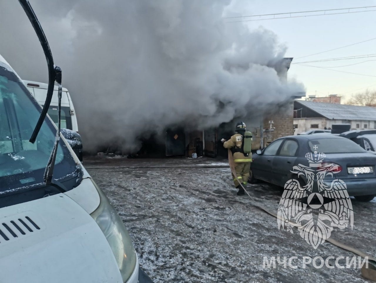 Стены, авто и автобус: подробности пожара в автосервисе на Луговой