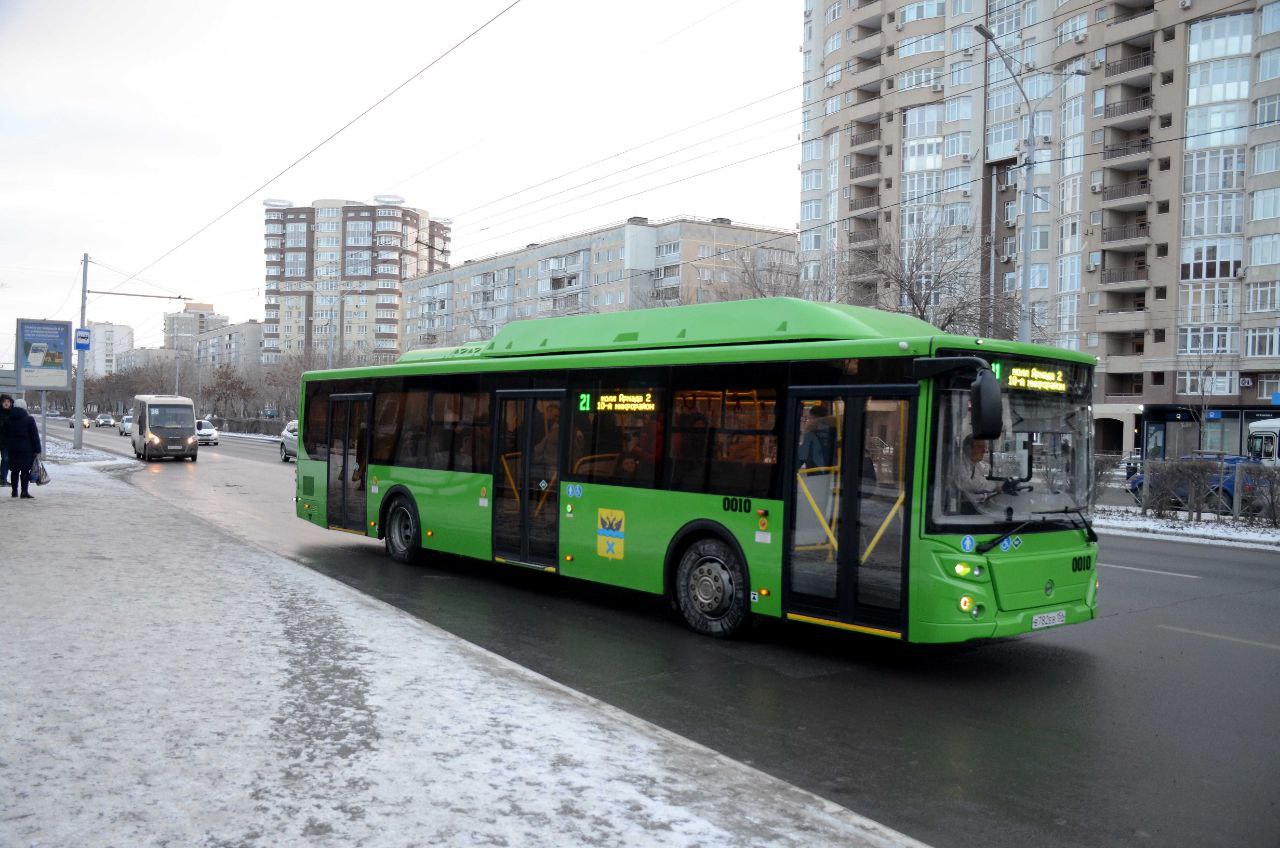 Оренбурженка выпала из автобуса из-за незакрытой двери. Водителя оштрафовали