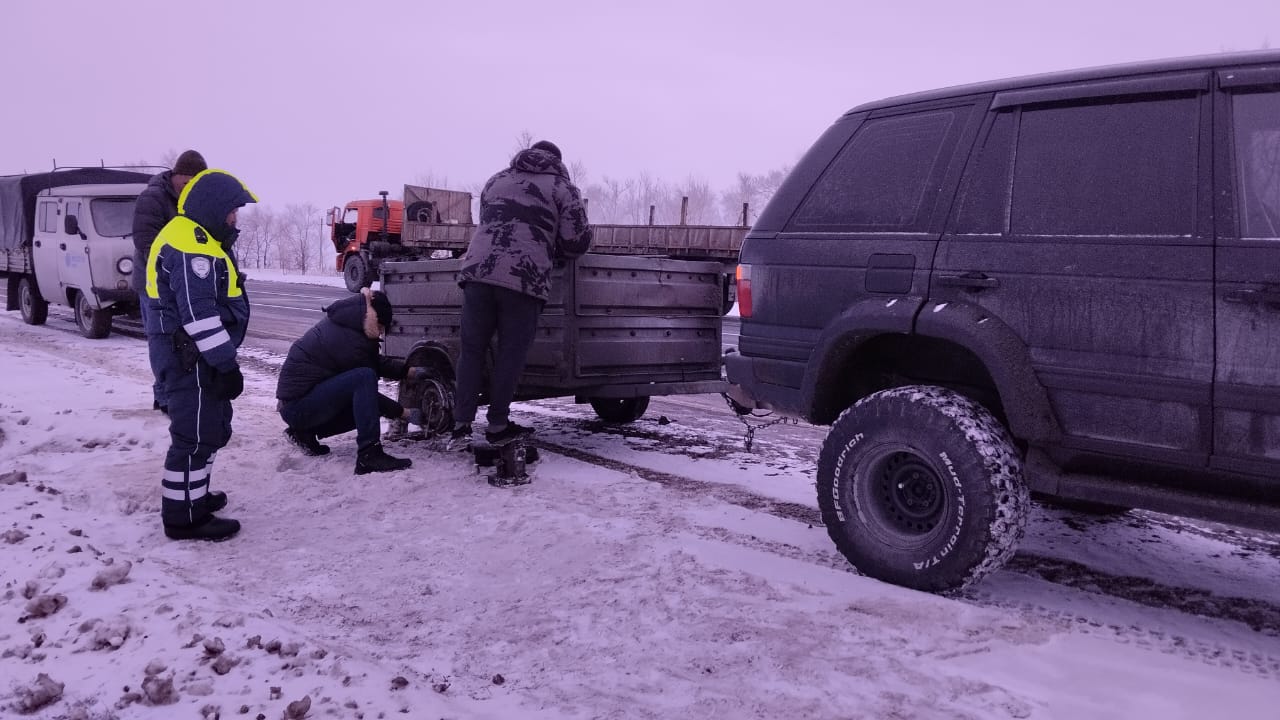 На оренбургской трассе инспекторы ДПС помогли водителю «Форда» | 17.02.2023  | Новости Оренбурга - БезФормата