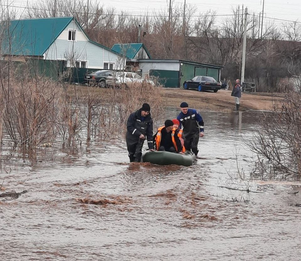 В поселок Каргала под Оренбургом пришла большая вода