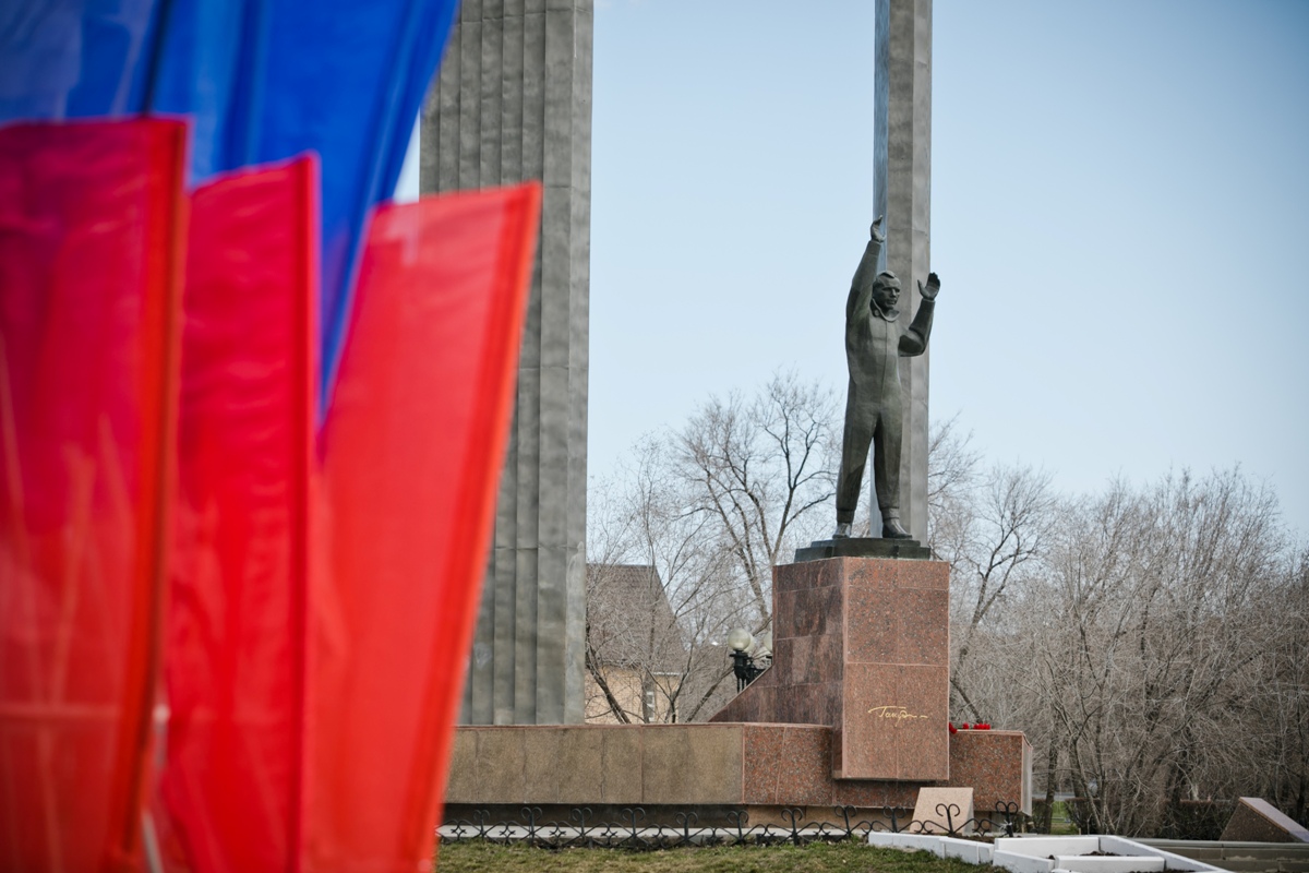 Памятник Гагарину в Оренбурге. Памятник летчикам. Памятник космонавту Оренбургская область.