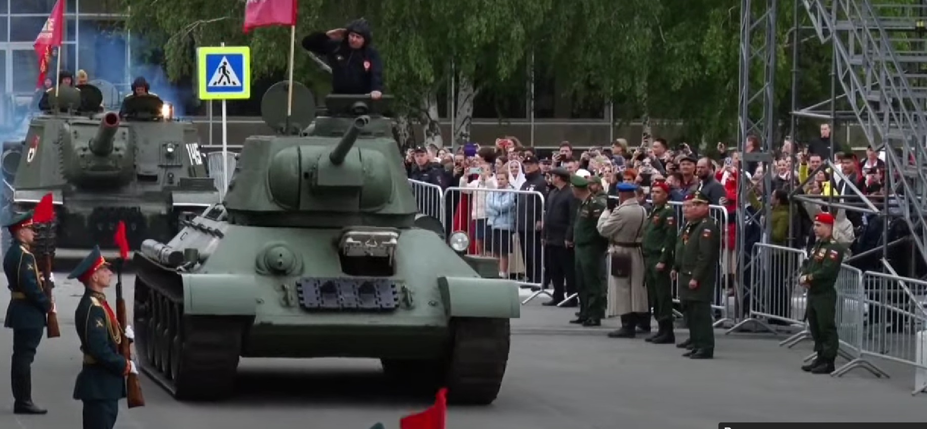 Парад Победы в Оренбурге: по площади Ленина прошли колонны военных и  ретро-техника | 09.05.2023 | Новости Оренбурга - БезФормата