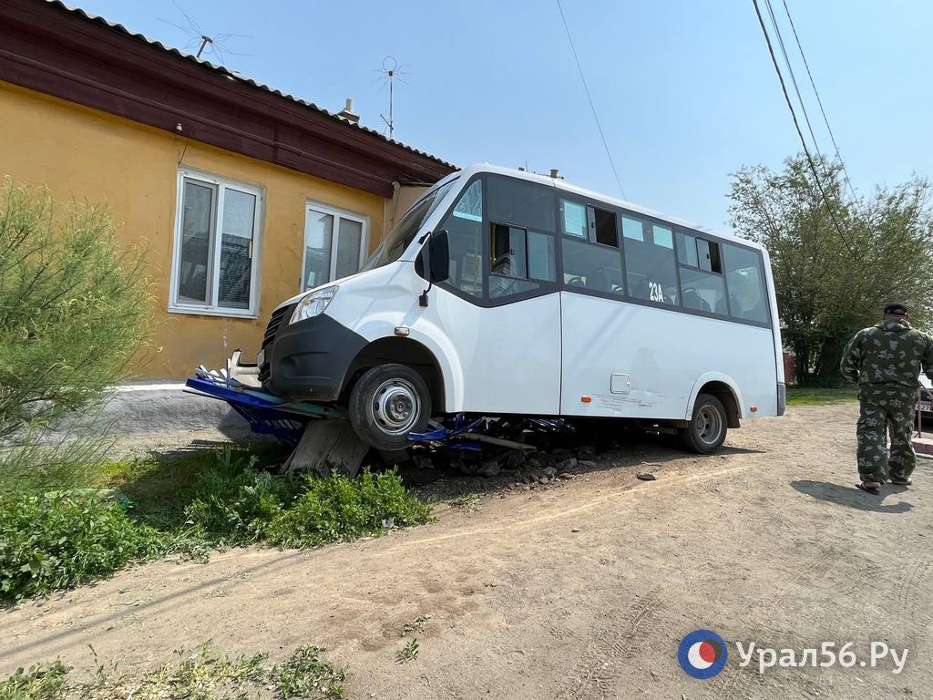 В Орске пассажирская Газель врезалась в стену дома | 27.05.2023 | Новости  Оренбурга - БезФормата