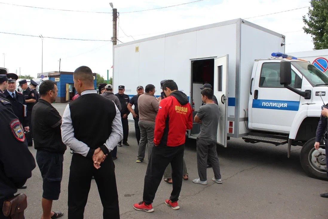 Рейд на «Петровском». Полицейские задержали 27 мигрантов и контрафактные  спорттовары