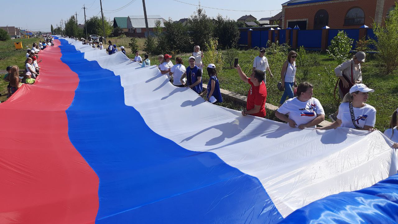 В Оренбуржье развернули самый большой триколор в России | 19.08.2023 |  Новости Оренбурга - БезФормата