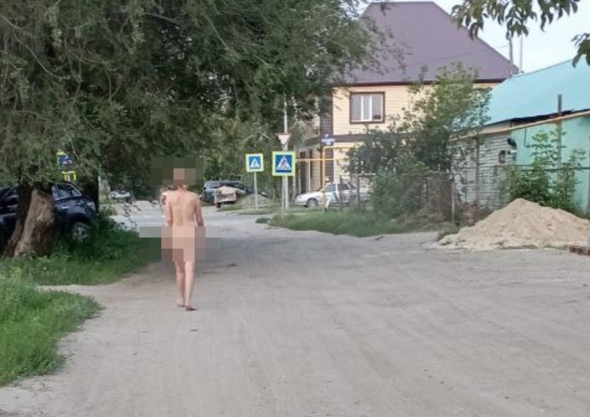 Девушка гуляет по городу без трусиков. — Video | VK