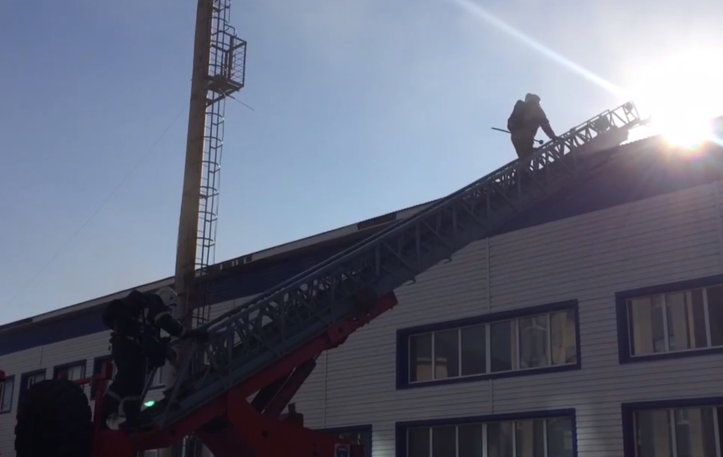 В Оренбурге тушат крупный пожар на складе