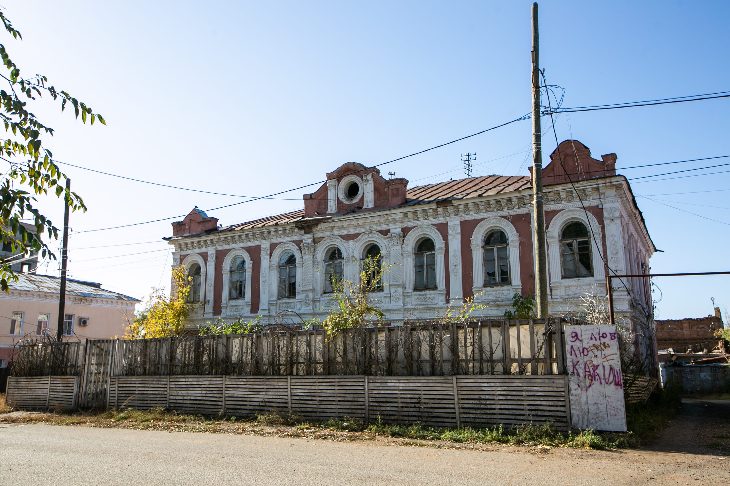 В Оренбурге разворовывают усадьбу Оглодкова на улице Яицкой