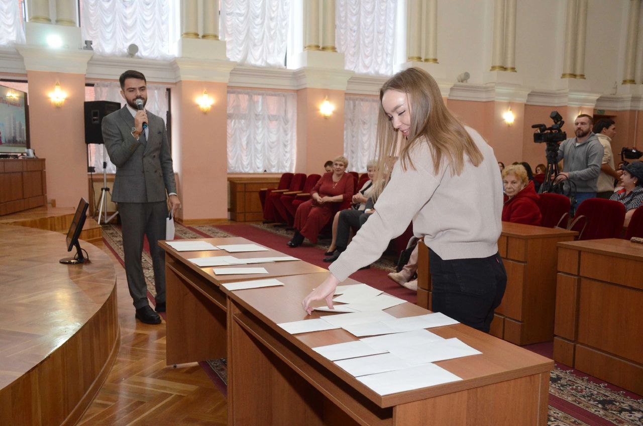 В Оренбурге детям-сиротам вручили ключи от квартир | 04.11.2023 | Новости  Оренбурга - БезФормата