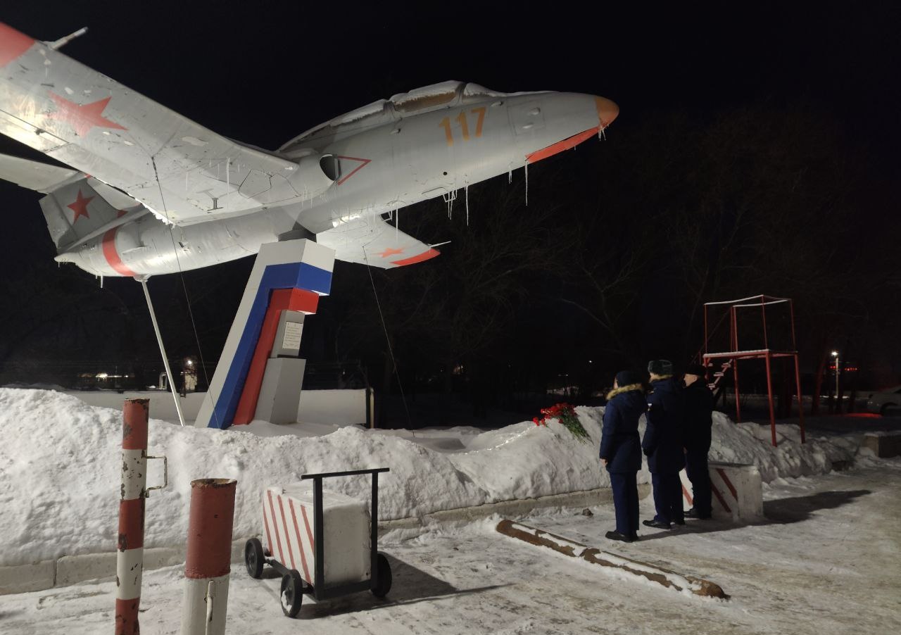 В Оренбурге несут цветы к стихийному мемориалу в Авиагородке