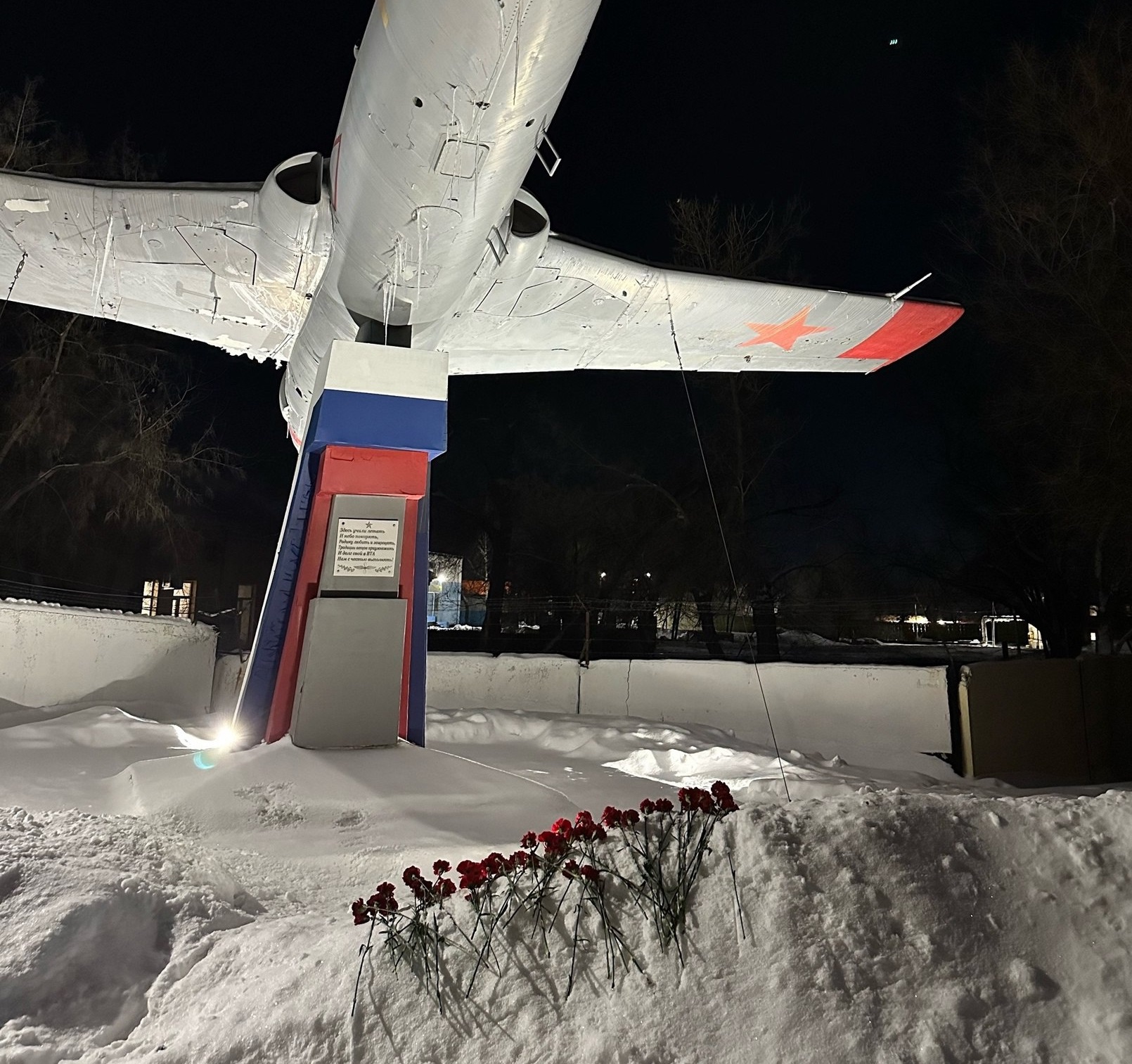 В Оренбурге несут цветы к стихийному мемориалу в Авиагородке | 25.01.2024 |  Новости Оренбурга - БезФормата