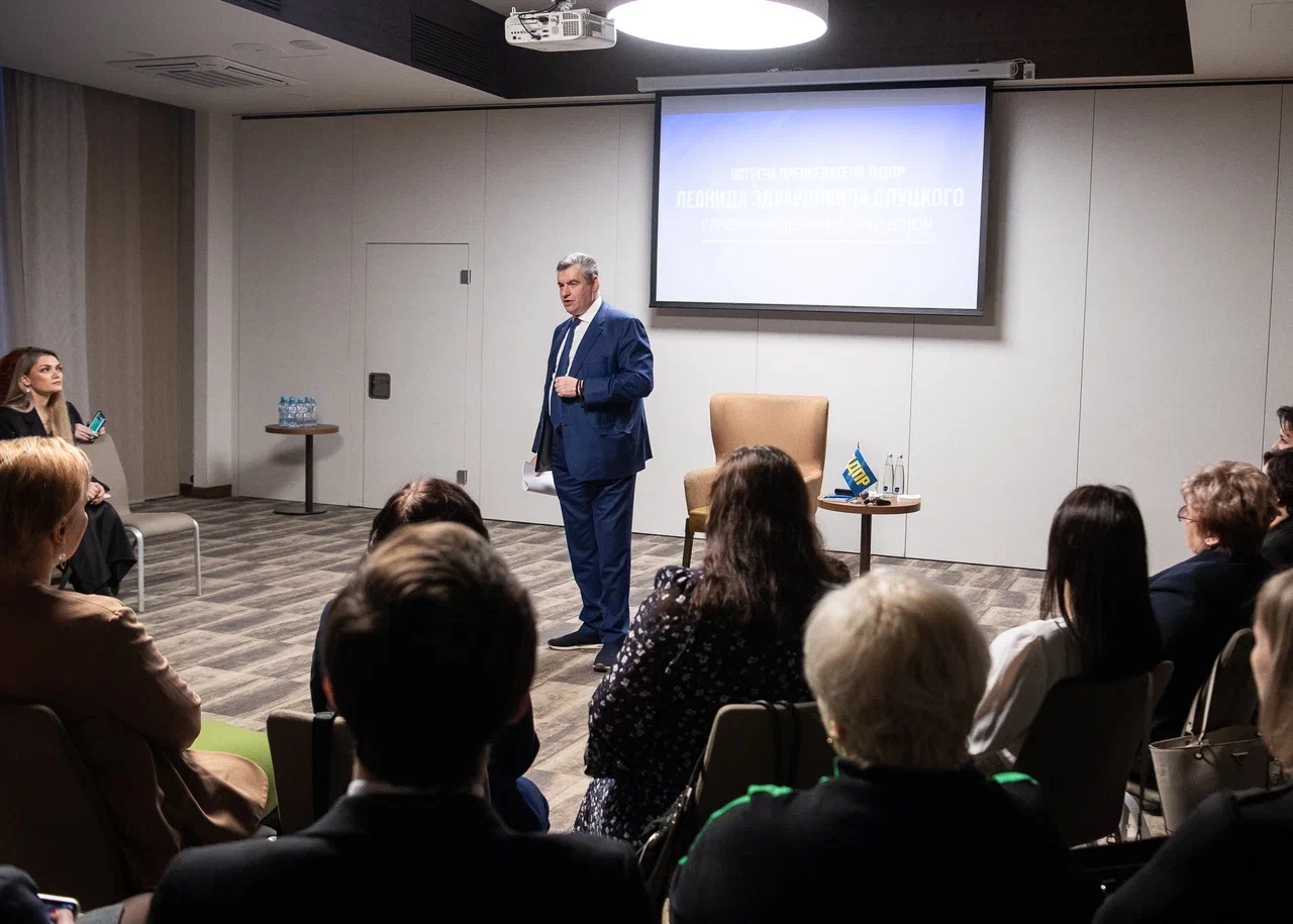 Мужчина в костюме за ноутбуком. Мужчина в костюме за столом. Одноклассники бизнесмены. Одноклассники бизнесмены. Одноклассники бизнесмены.