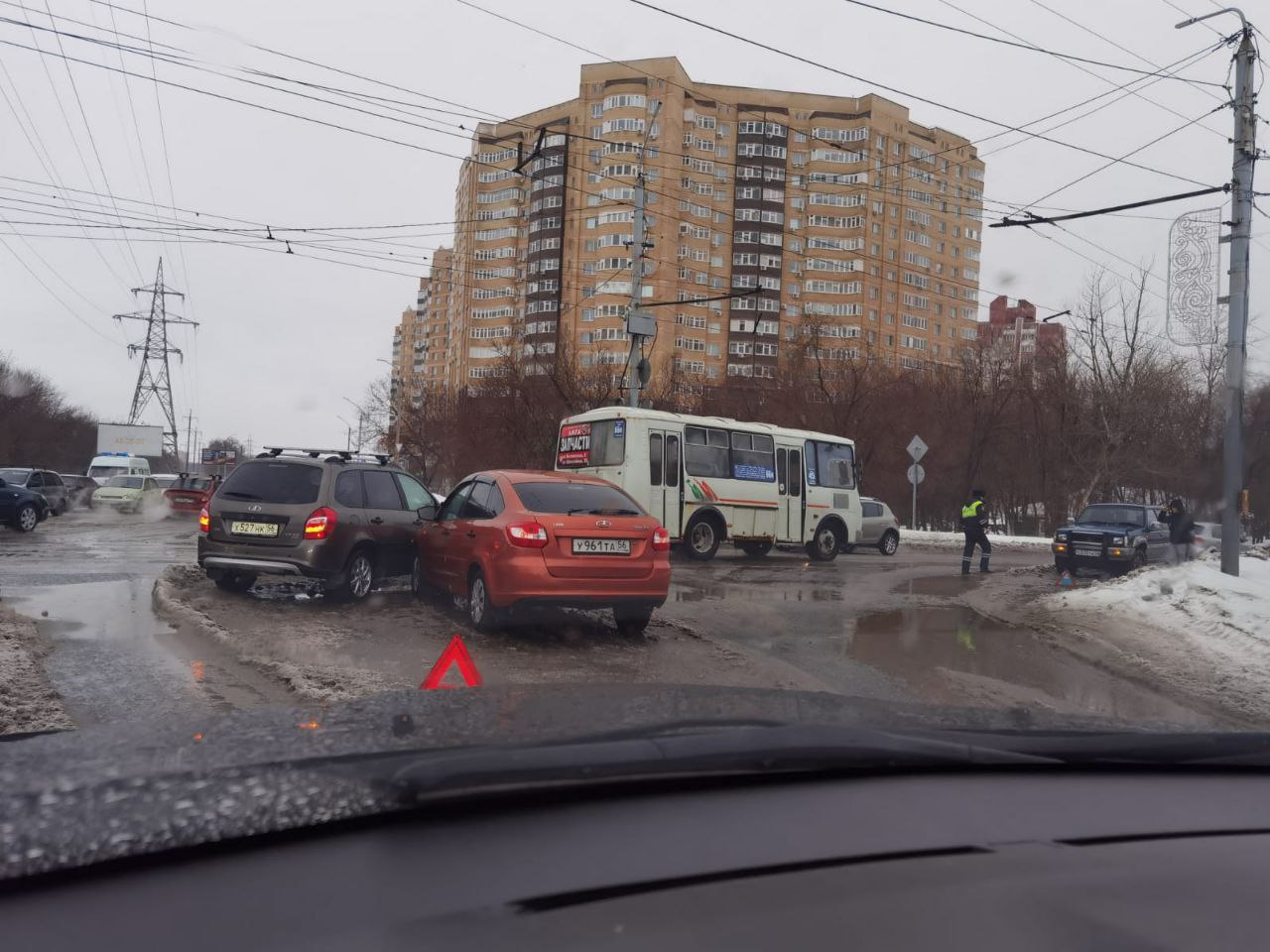 В Оренбурге на пересечении Березки и Театральной столкнулись три автомобиля  | 13.02.2024 | Новости Оренбурга - БезФормата